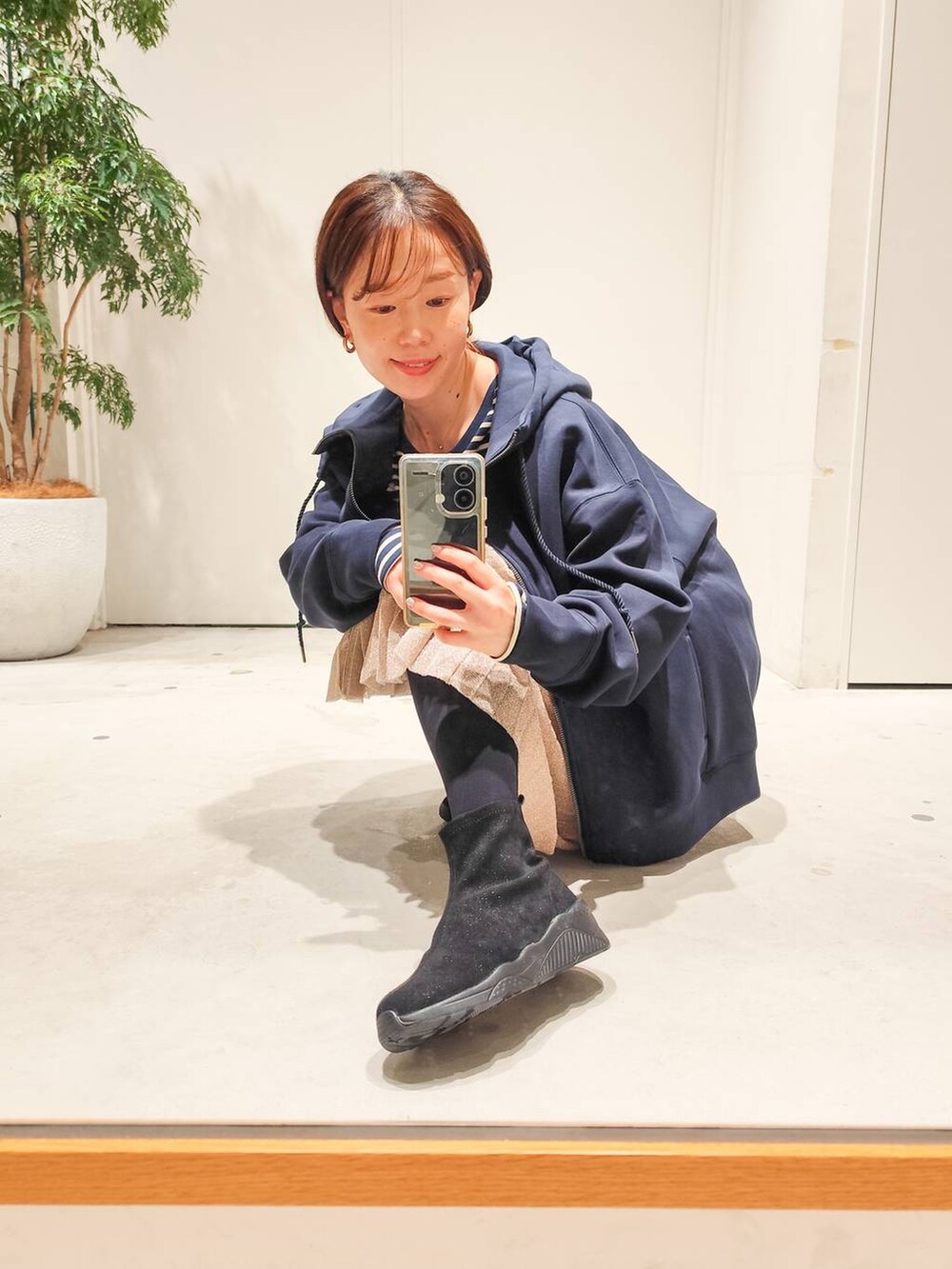 「着痩せ・細見え、体型カバー、ワントーン、BAYFLOW、ママコーデ、パーカー、スニーカーブーツシリーズ_BAYFLOW、スカート、ロンT、インナー」｜「BAYFLOWの[抗菌消臭・撥水付き!!]スニーカーブーツ（ブーツ、ブラック系）」を使った、kanakoさん（レディース・157cm）の秋コーディネートの3枚目の写真