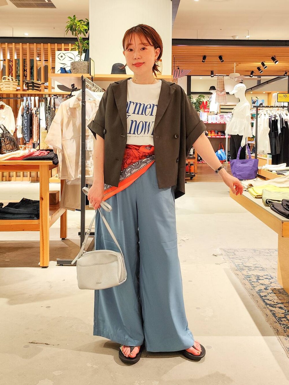 ホワイト系のTシャツ/カットソー、ブルー系のその他パンツ、ブラック系のサンダルを着用したレディースの夏コーディネートの3枚目の写真