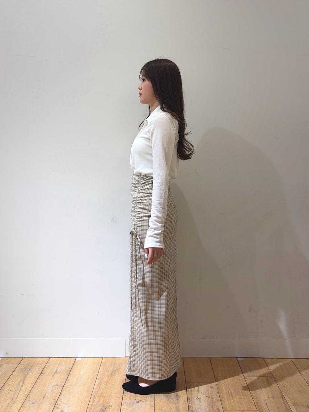 ホワイト系のシャツ/ブラウス、ホワイト系のスカートを着用したレディースの冬コーディネートの2枚目の写真