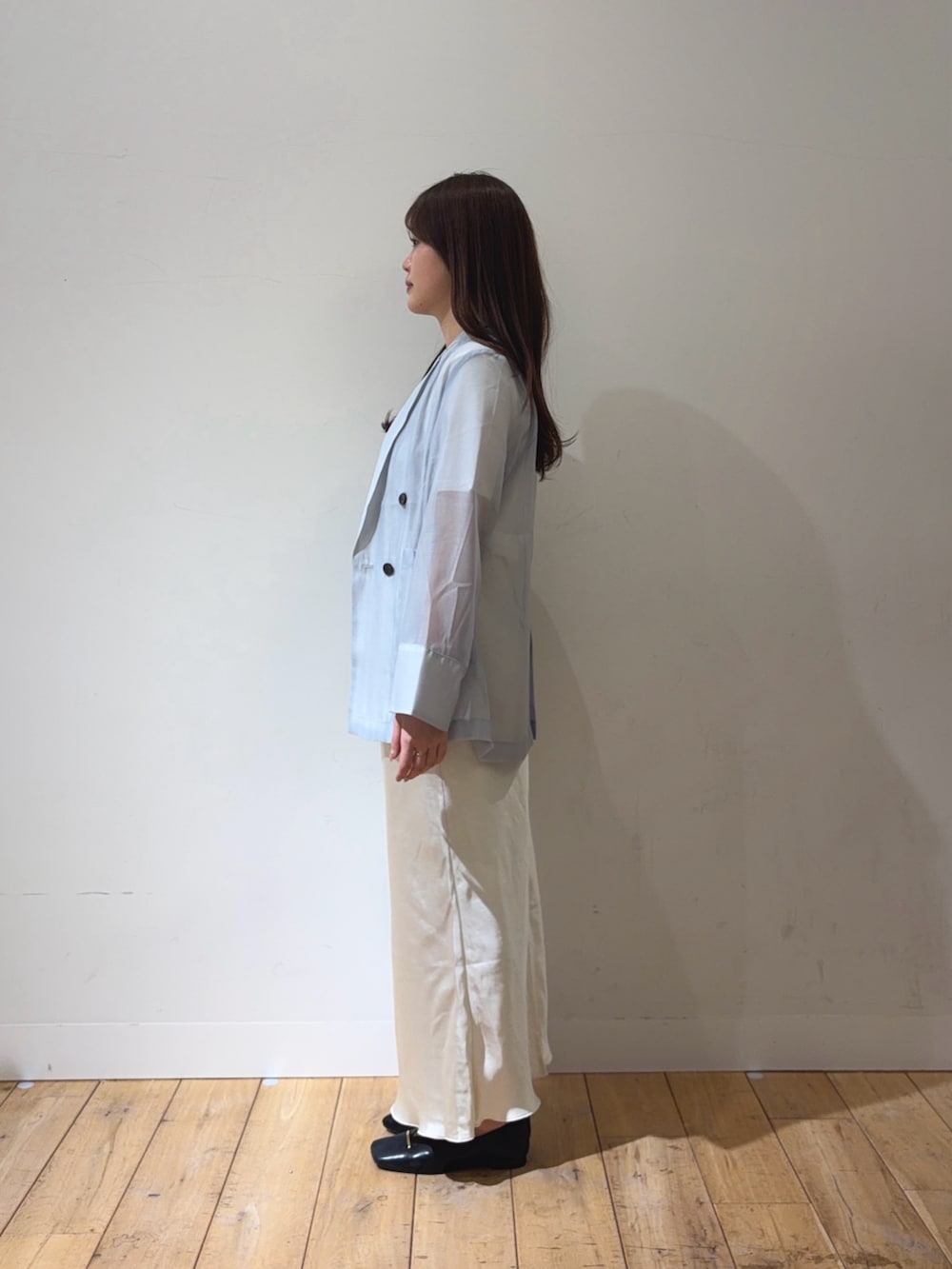 ブルー系のその他アウター、その他のTシャツ/カットソー、ホワイト系のスカートを着用したレディースの春コーディネートの2枚目の写真