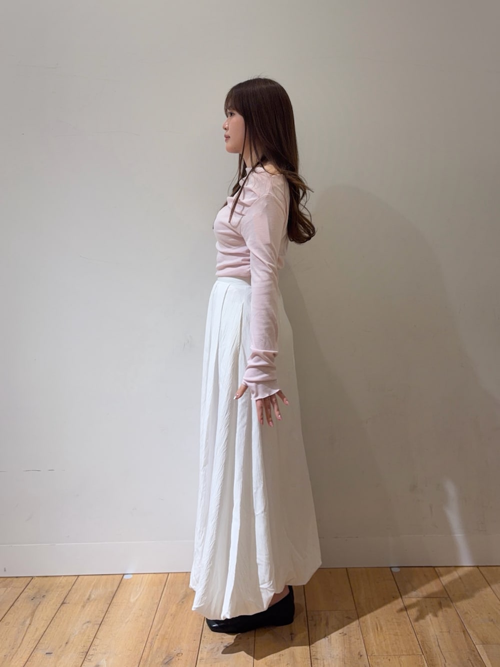 ピンク系のTシャツ/カットソー、ホワイト系のスカート、ブラウン系のその他シューズを着用したレディースの春コーディネートの2枚目の写真