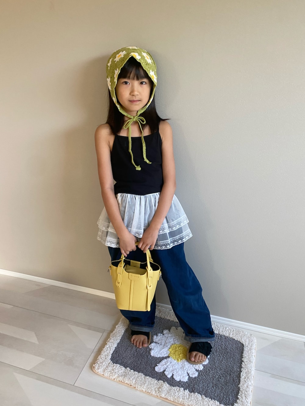 ブルー系のデニムパンツ、グレー系のラグ/マットを着用したキッズの秋コーディネートの2枚目の写真