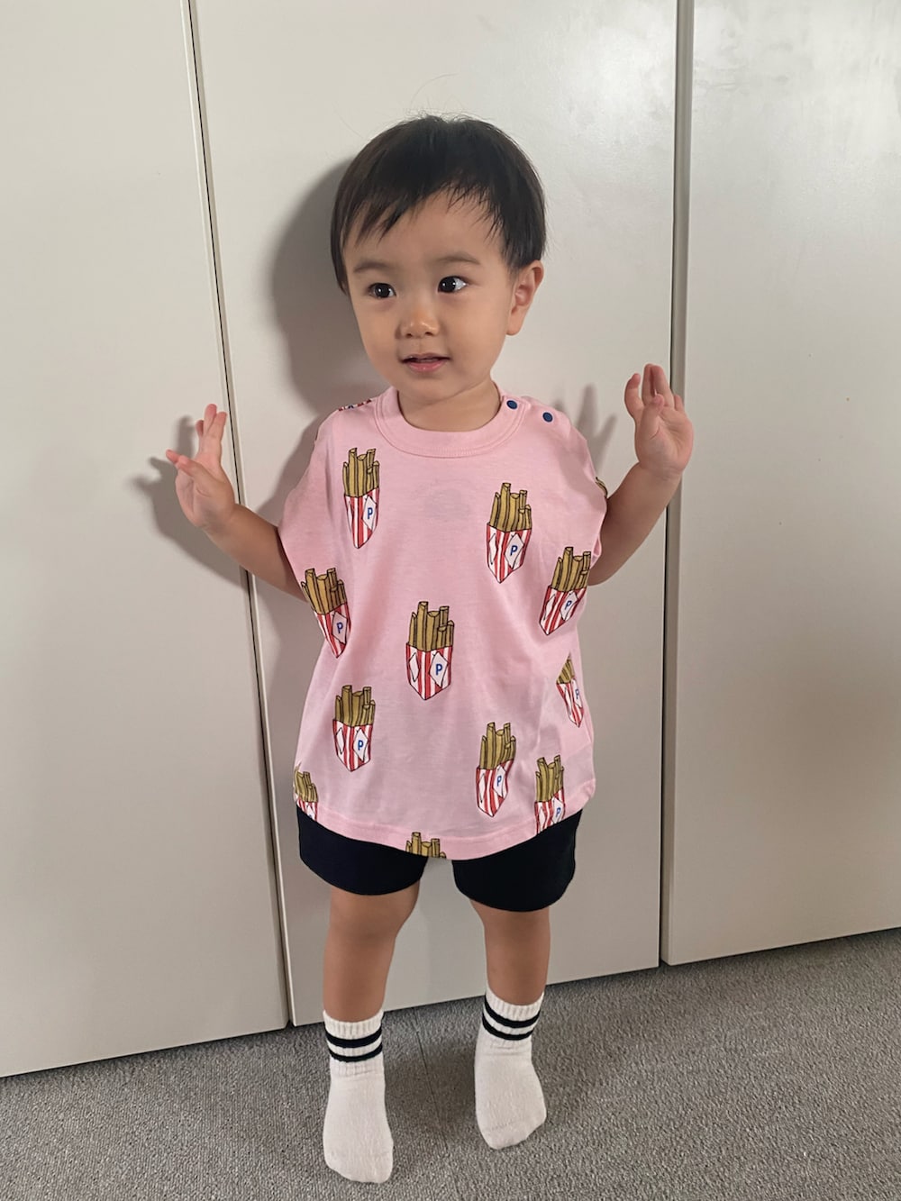 ピンク系のTシャツ/カットソーを着用したキッズの秋コーディネートの4枚目の写真