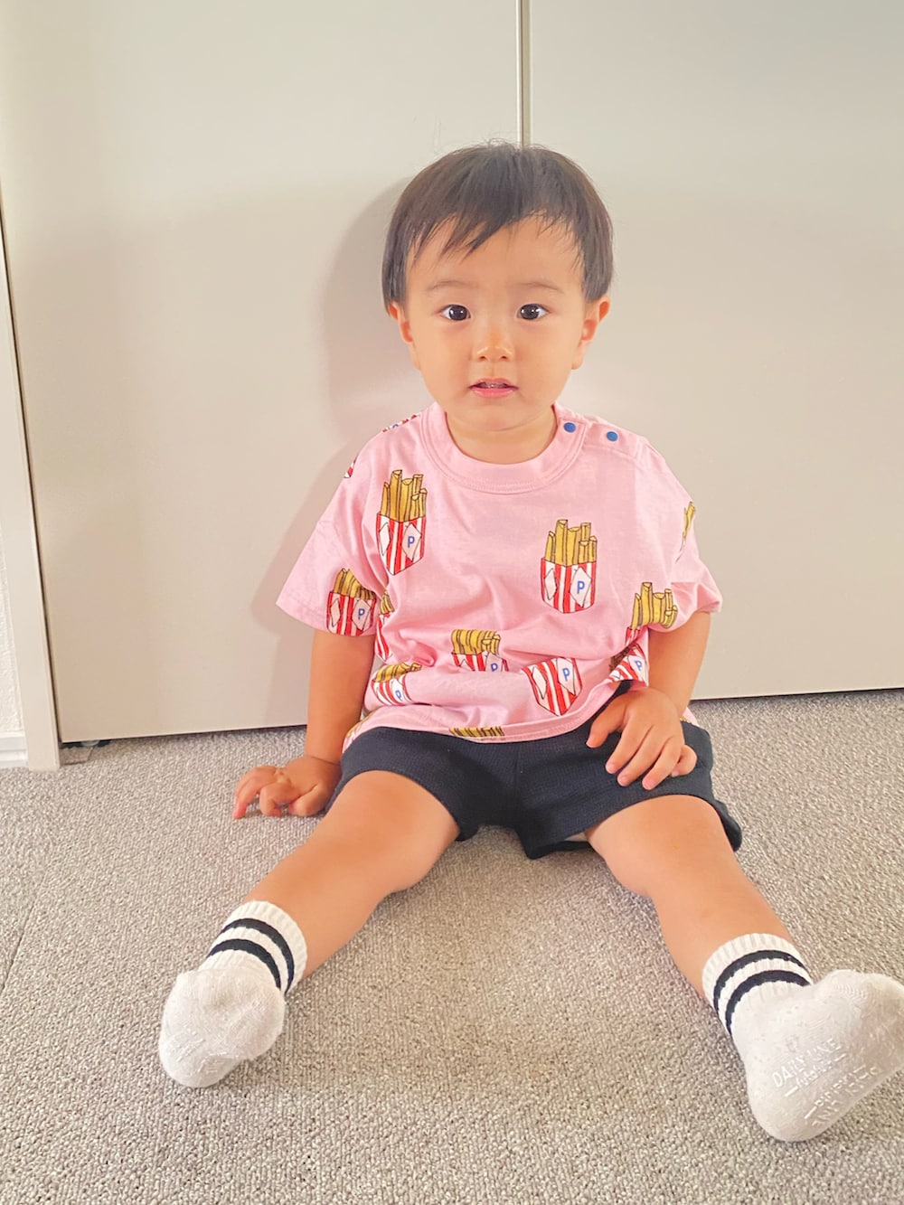 ピンク系のTシャツ/カットソーを着用したキッズの秋コーディネートの2枚目の写真