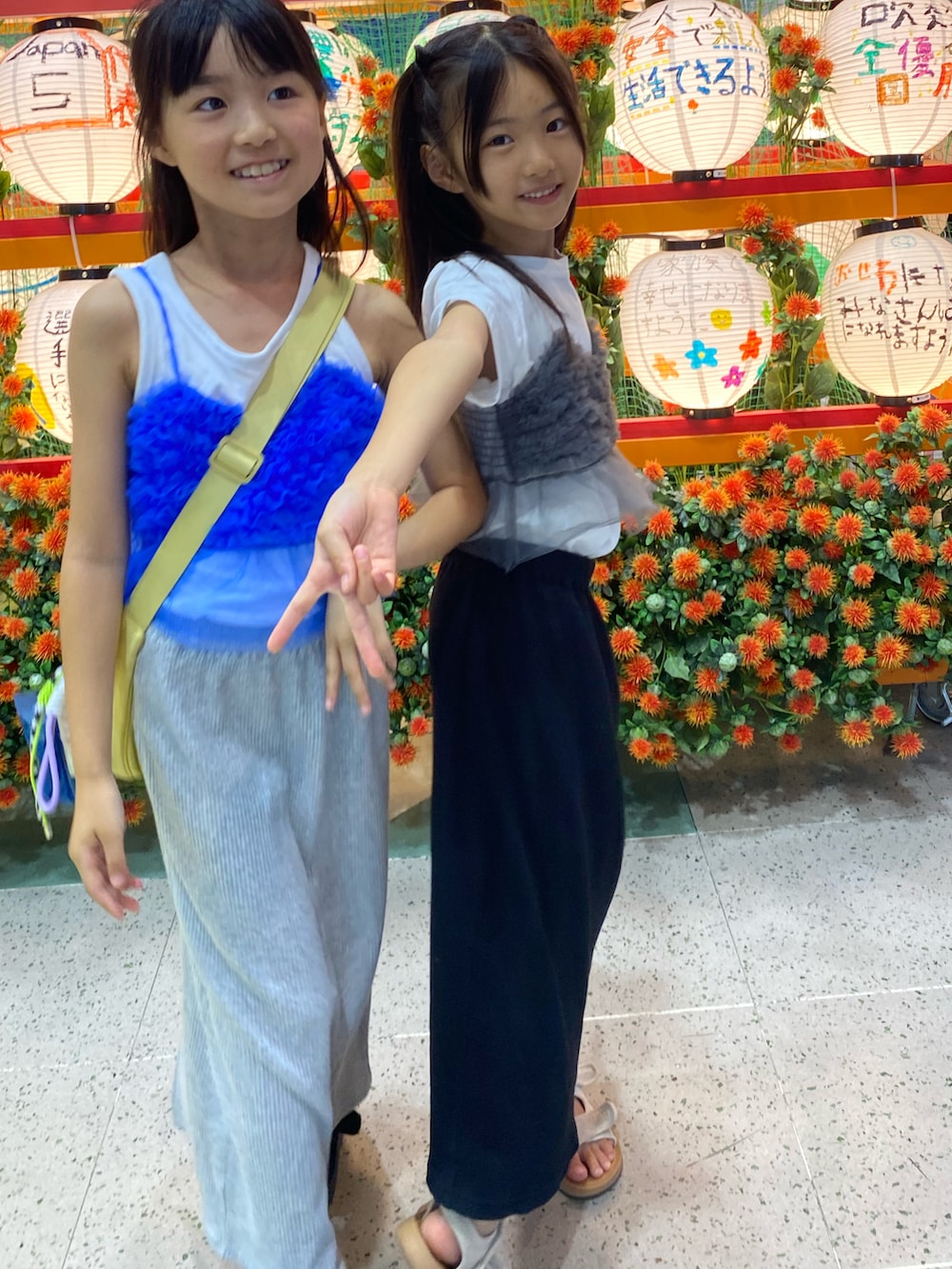 グレー系のスカート、ブラック系のキャミソール、ブルー系のキャミソールを着用したキッズの秋コーディネートの4枚目の写真