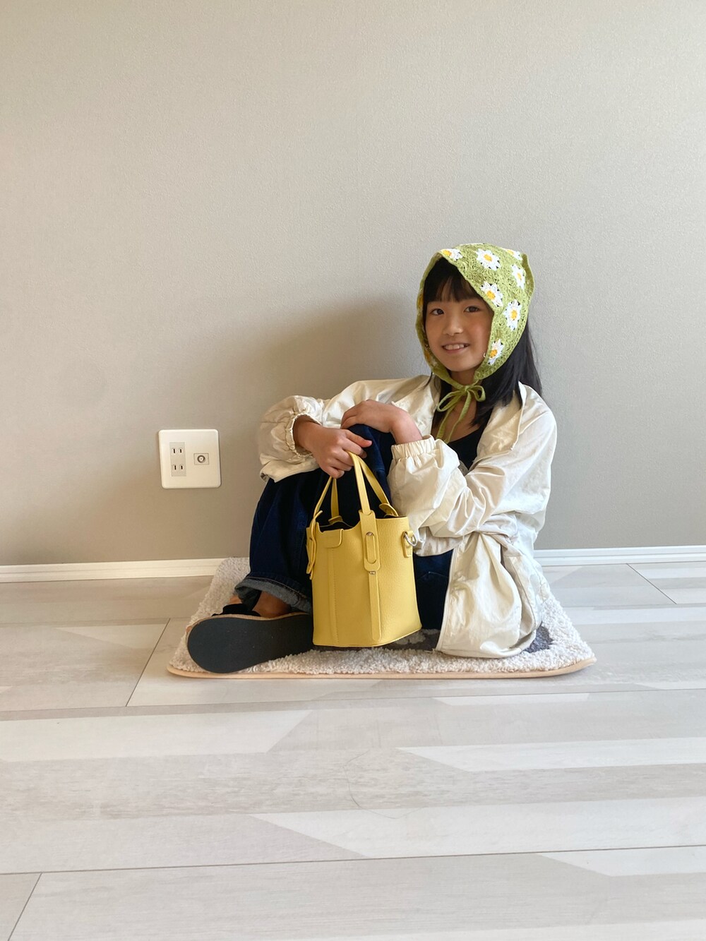 ブルー系のデニムパンツ、グレー系のラグ/マットを着用したキッズの秋コーディネートの5枚目の写真