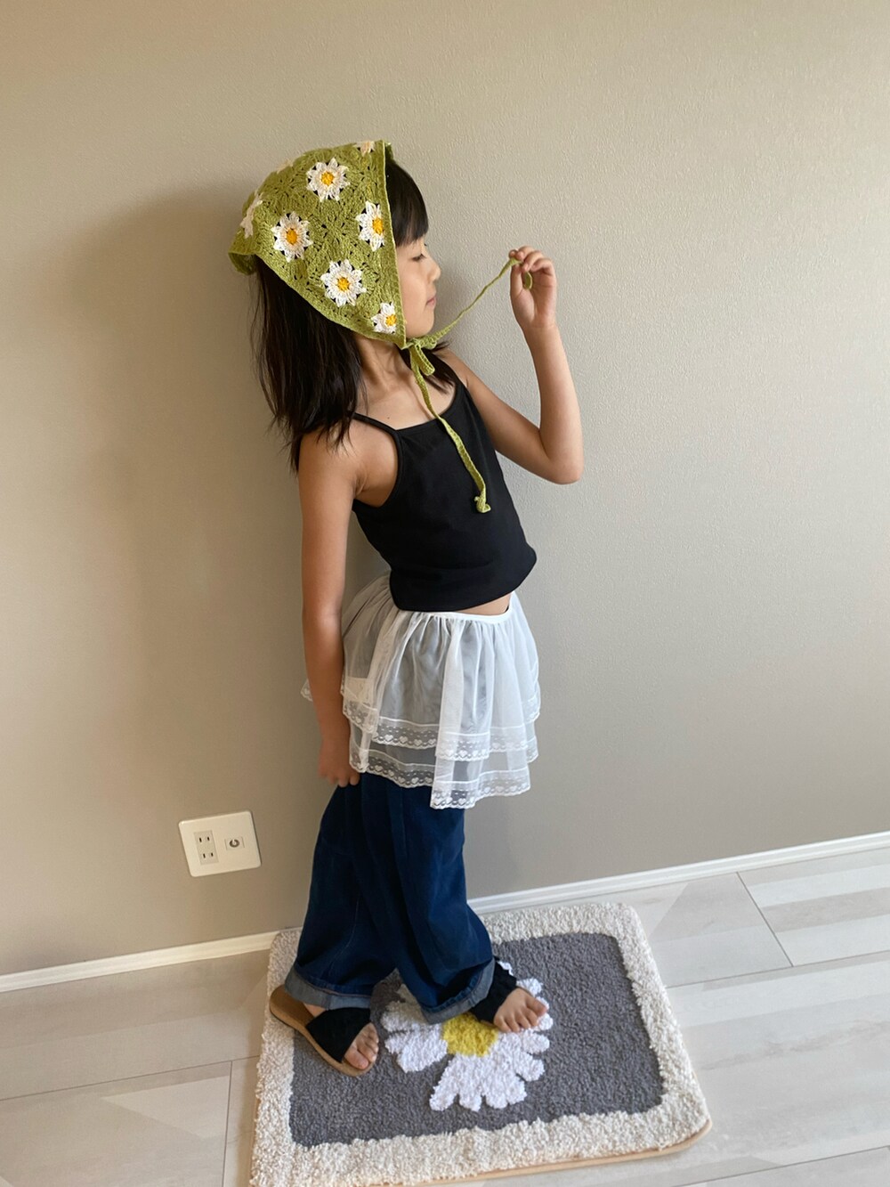 ブルー系のデニムパンツ、グレー系のラグ/マットを着用したキッズの秋コーディネートの4枚目の写真