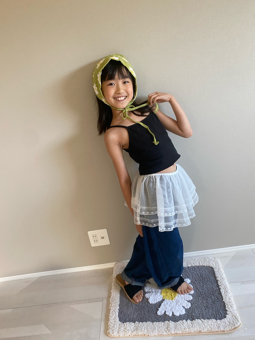 ブルー系のデニムパンツ、グレー系のラグ/マットを着用したキッズの秋コーディネートの3枚目の写真