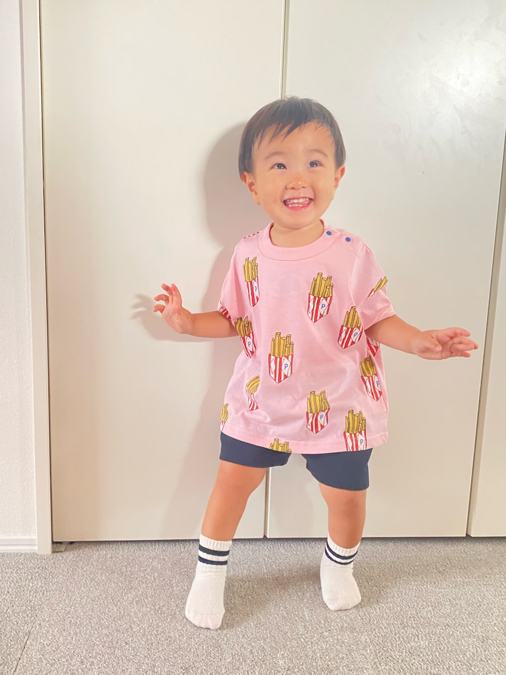 ピンク系のTシャツ/カットソーを着用したキッズの秋コーディネートの3枚目の写真