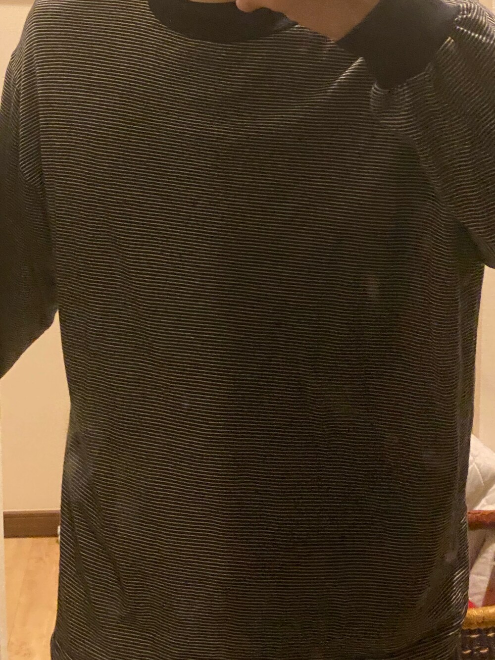 グレー系のTシャツ/カットソー、ブラック系のカーゴパンツを着用したメンズの春コーディネートの2枚目の写真