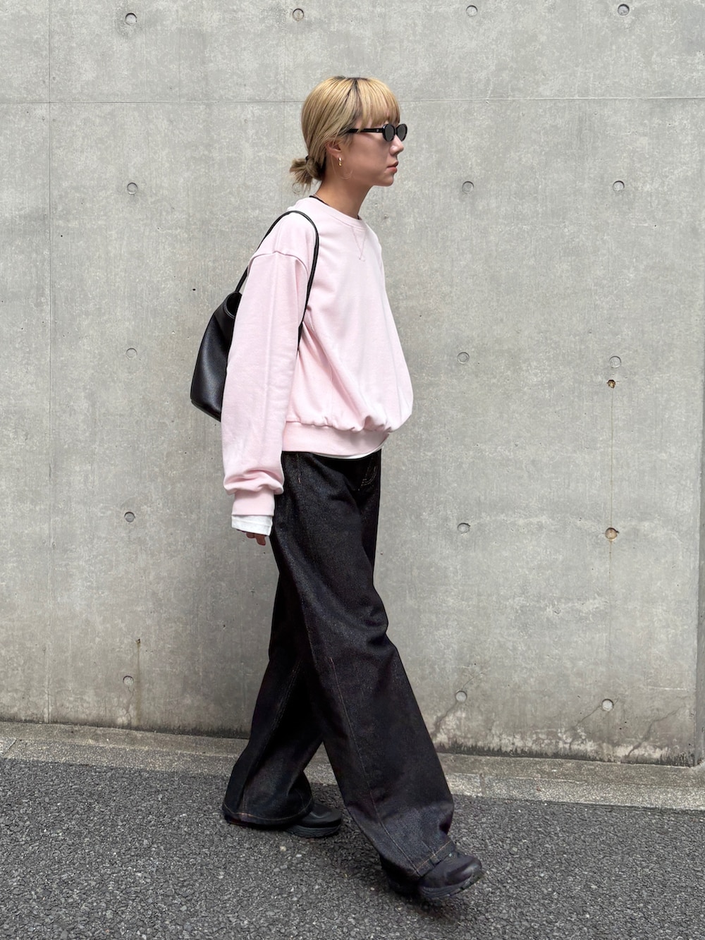 ピンク系のスウェット、ホワイト系のTシャツ/カットソー、ブラック系のデニムパンツを着用したレディースの秋コーディネートの3枚目の写真