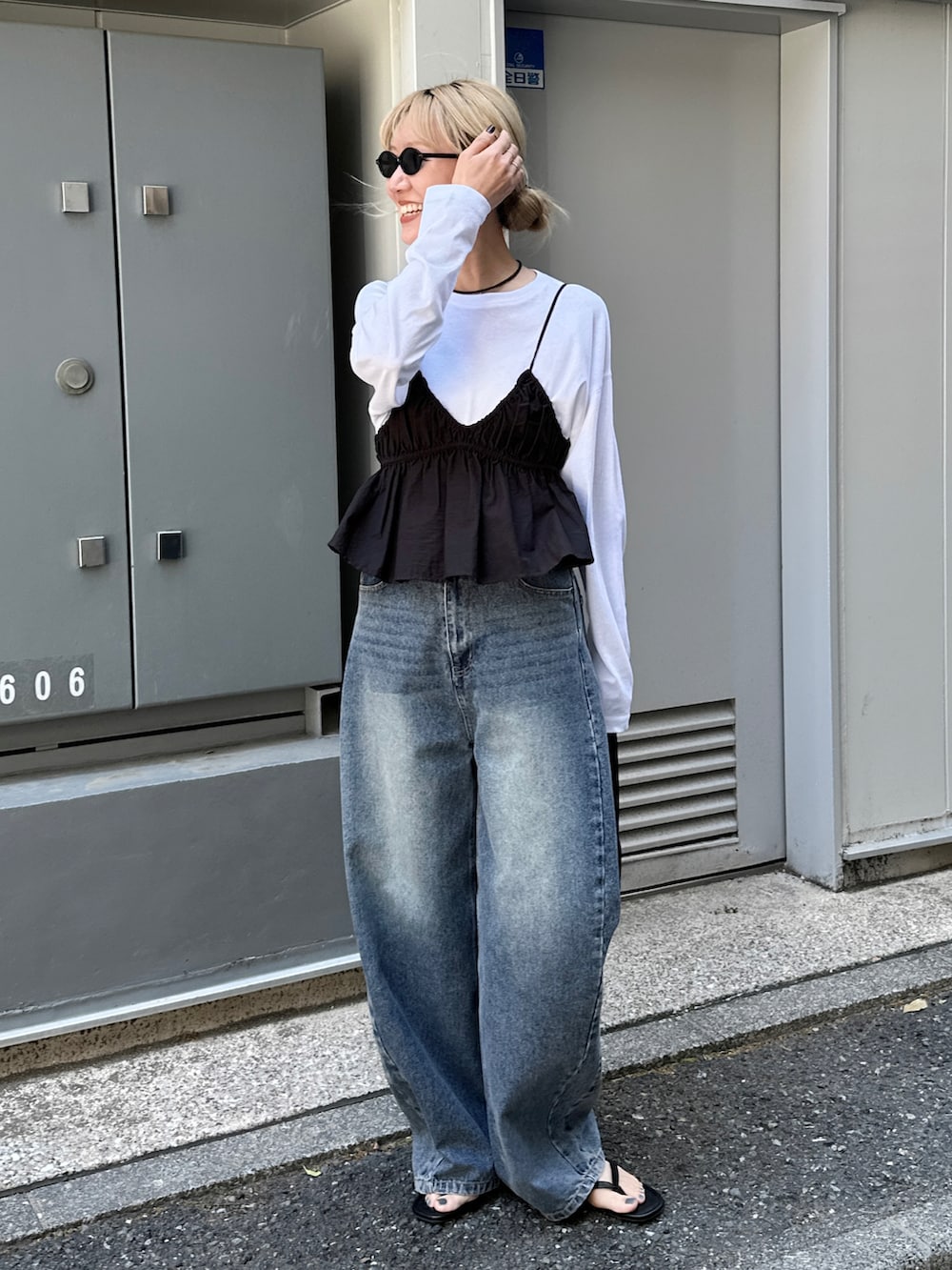 ホワイト系のTシャツ/カットソー、ブラック系のシャツ/ブラウス、ブルー系のデニムパンツを着用したレディースの春コーディネートの3枚目の写真