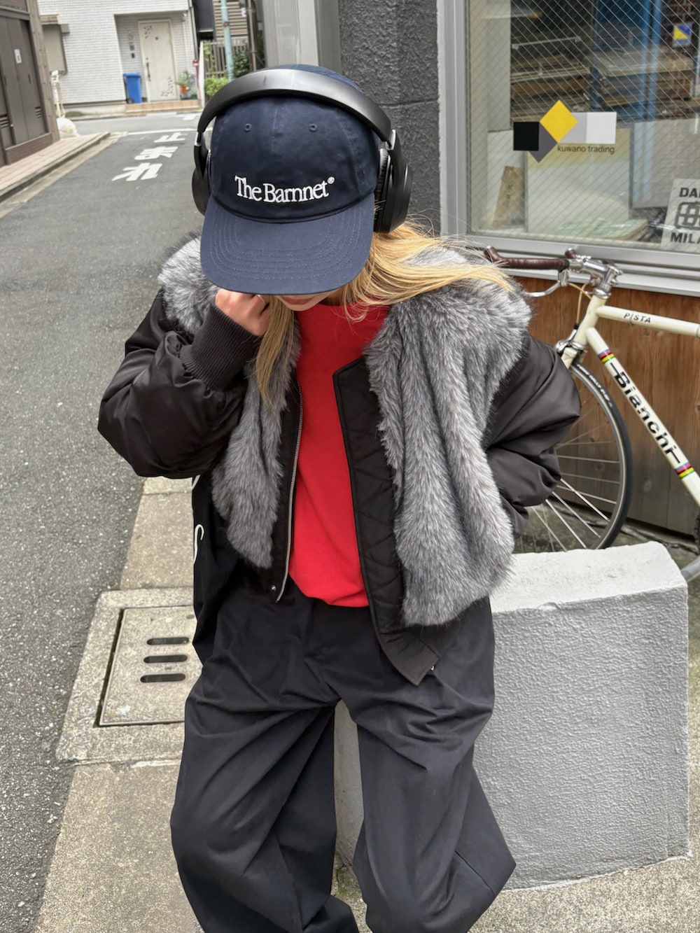 ブラック系のMA-1、レッド系のスウェット、ホワイト系のTシャツ/カットソーを着用したレディースの秋コーディネートの3枚目の写真