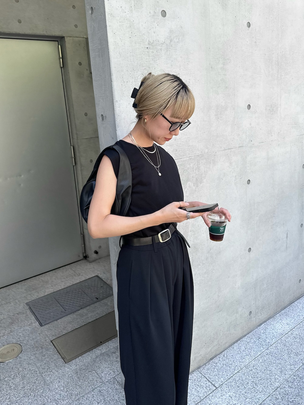 ブラック系のタンクトップ、ブラック系のその他パンツ、ブラック系のサンダルを着用したレディースの夏コーディネートの5枚目の写真