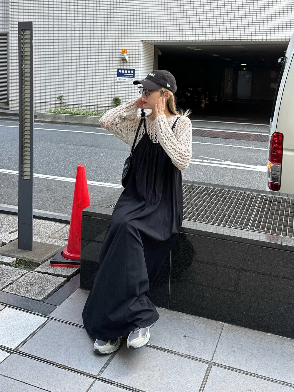 ホワイト系のニット/セーター、ブラック系のワンピース、グレー系のスニーカーを着用したレディースの夏コーディネートの3枚目の写真