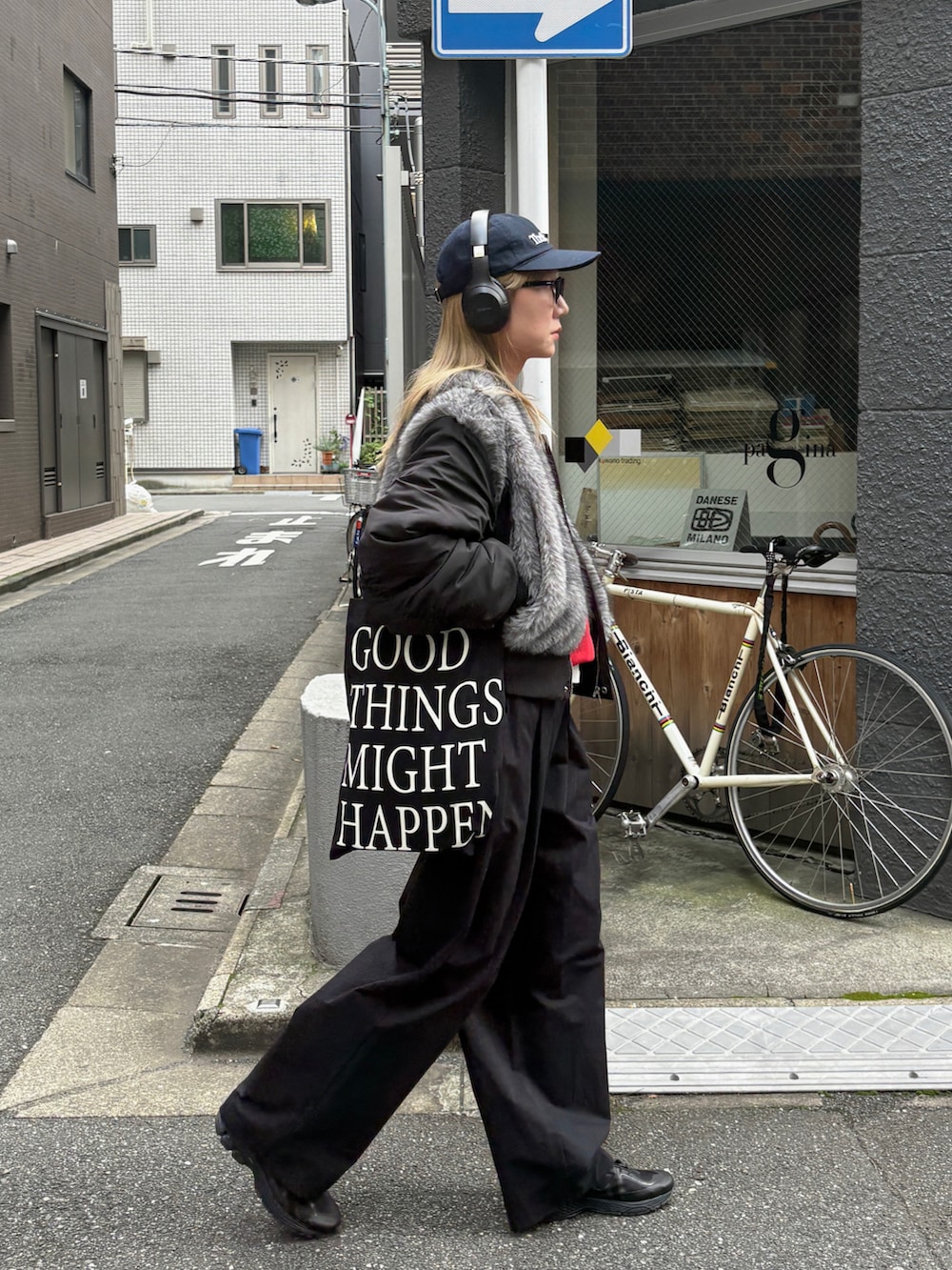 ブラック系のMA-1、レッド系のスウェット、ホワイト系のTシャツ/カットソーを着用したレディースの秋コーディネートの2枚目の写真