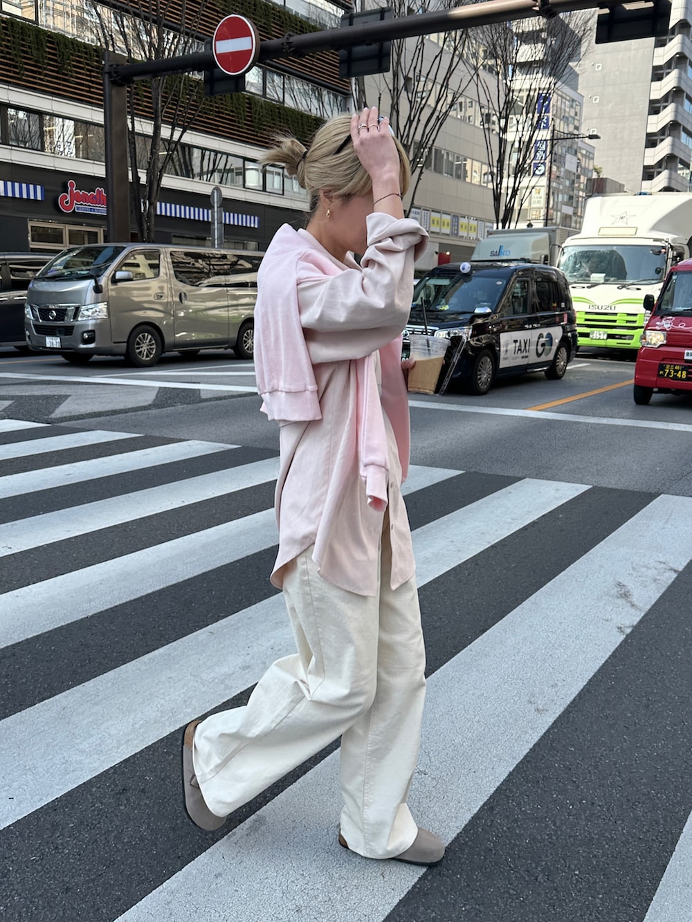ピンク系のシャツ/ブラウス、ホワイト系のデニムパンツ、ピンク系のスウェットを着用したレディースの冬コーディネートの2枚目の写真