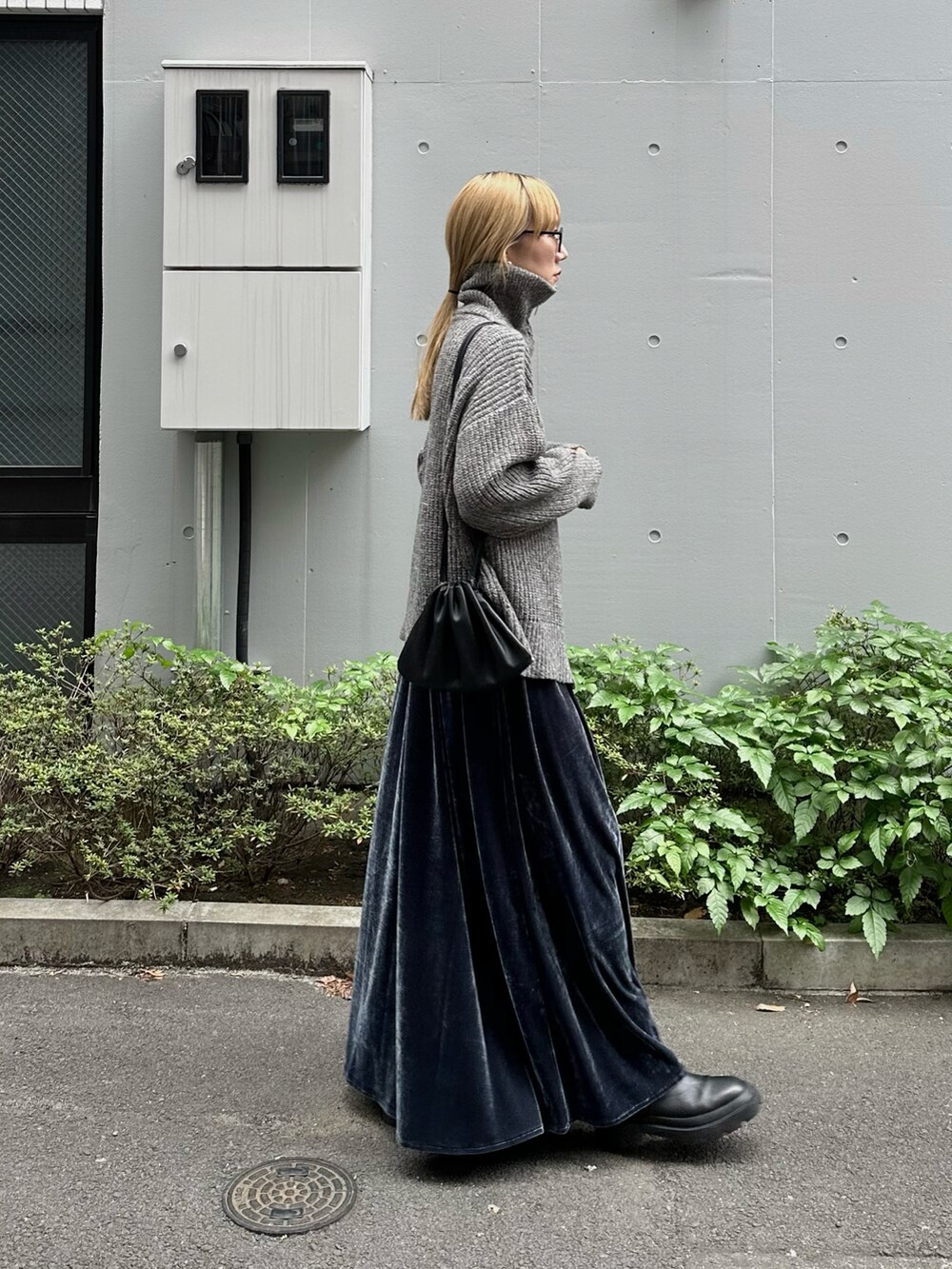 「新星WEARISTAにエントリー、レイヤードスタイル、韓国ファッション、ワンピース、休日スタイル、クリスマスに着たい服、マイベストコーデ2023、お出かけコーデ、きれいめカジュアル、タートルネック、ショルダーバッグ、モノトーン、カーディガン、高身長女子、ビッグシルエット」｜「feepurの【ハンドウォッシャブル】メランジ畦編みジップカーディガン（カーディガン/ボレロ、グレー系）」を使った、YUKAさん（レディース・167cm）の冬コーディネートの2枚目の写真