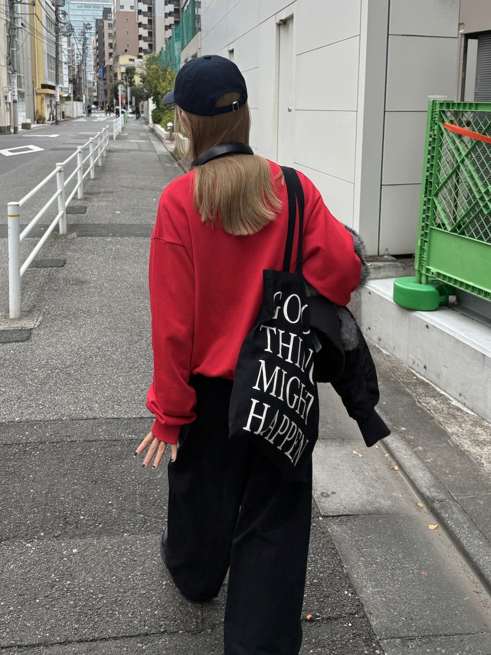 ブラック系のMA-1、レッド系のスウェット、ホワイト系のTシャツ/カットソーを着用したレディースの秋コーディネートの5枚目の写真