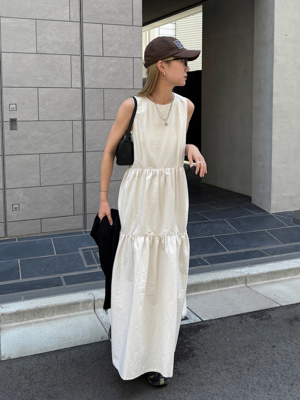 「夏コーデ、ノースリーブ、韓国ファッション、サングラス、スニーカー、ショルダーバッグ、お出かけコーデ、ワンピース、休日スタイル、キャップ、デートコーデ、ティアードワンピース、シンプルコーデ、淡色コーデ、高身長女子」｜「feepurのタフタティアードワンピース（ワンピース、ホワイト系）」を使った、YUKAさん（骨格ウェーブ・レディース・167cm）の夏コーディネートの4枚目の写真