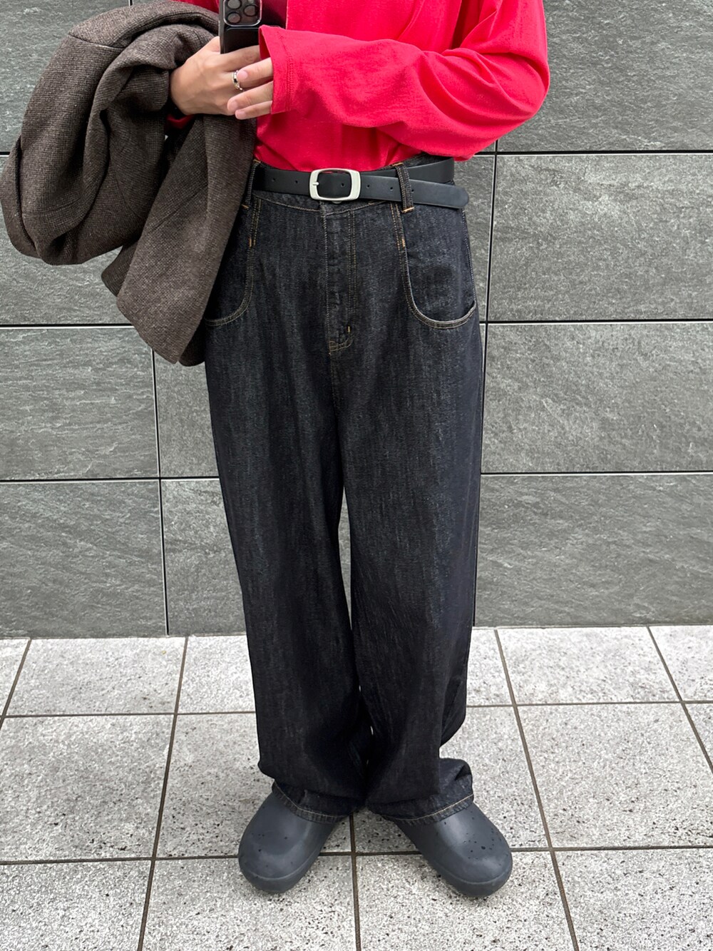 ブラウン系のテーラードジャケット、レッド系のTシャツ/カットソー、ブラック系のデニムパンツを着用したレディースの秋コーディネートの5枚目の写真