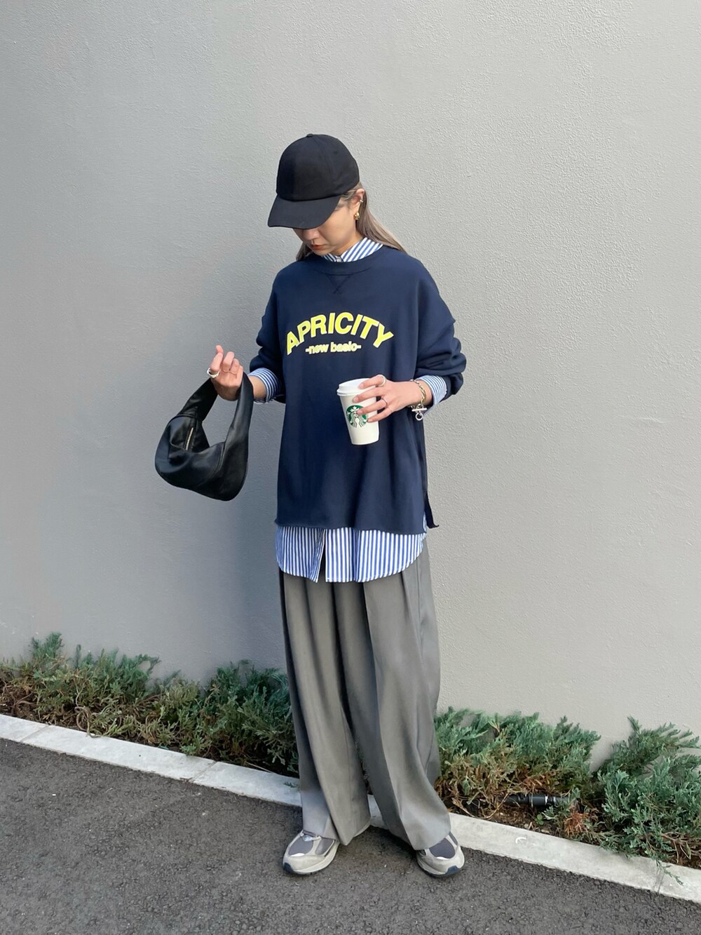 「大人カジュアル、きれいめカジュアル、秋コーデ、高身長女子、ママコーデ、スウェット、ロゴスウェット、ストライプシャツ、シャツスタイル、レイヤードスタイル、ハンドバッグ、スニーカー、ビッグシルエット、タックパンツ、キャップ」｜「feepur by sayaの【sayaコラボ】カレッジロゴスウェット（スウェット、ブルー系）」を使った、YUKAさん（レディース・167cm）の秋コーディネートの2枚目の写真
