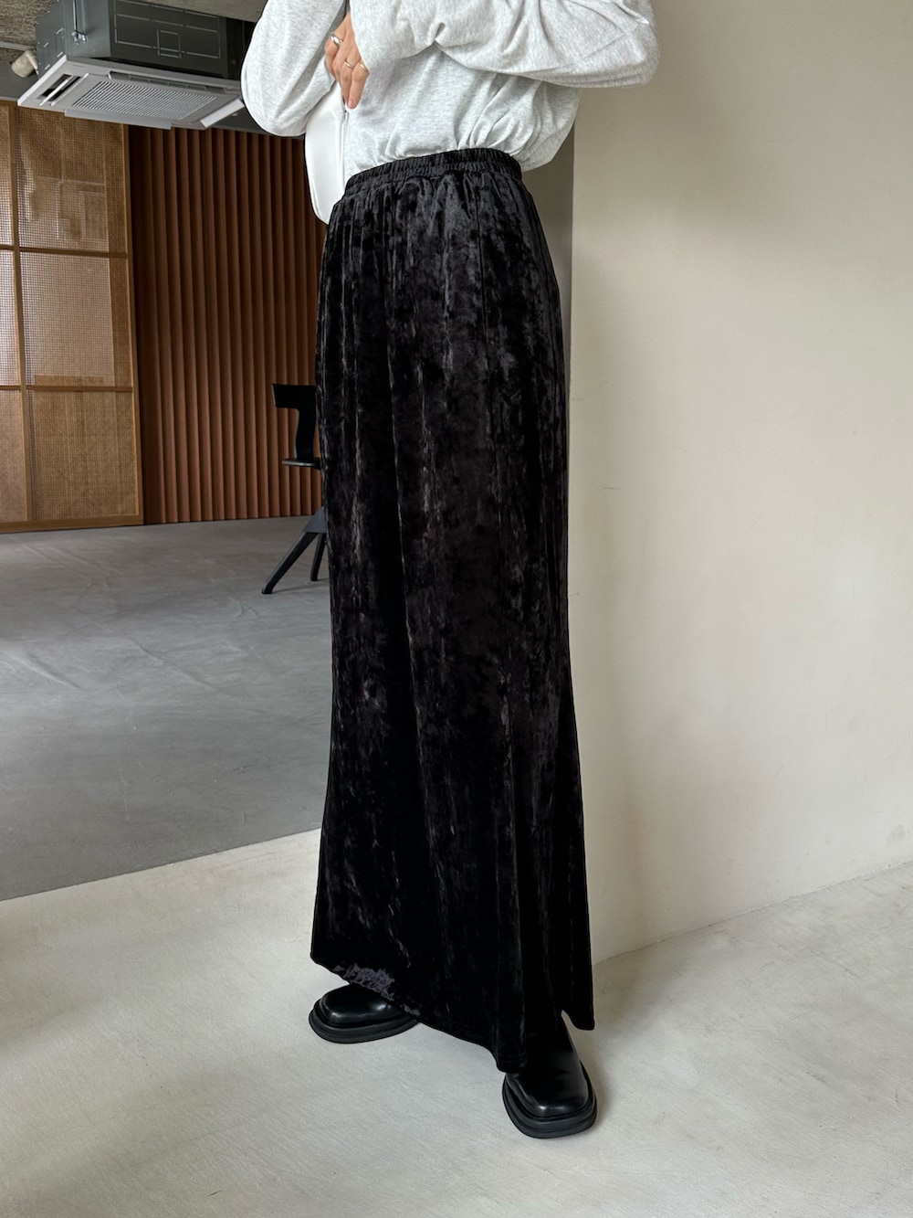 グレー系のニット/セーター、ベージュ系のTシャツ/カットソー、ブラック系のスカートを着用したレディースの秋コーディネートの5枚目の写真