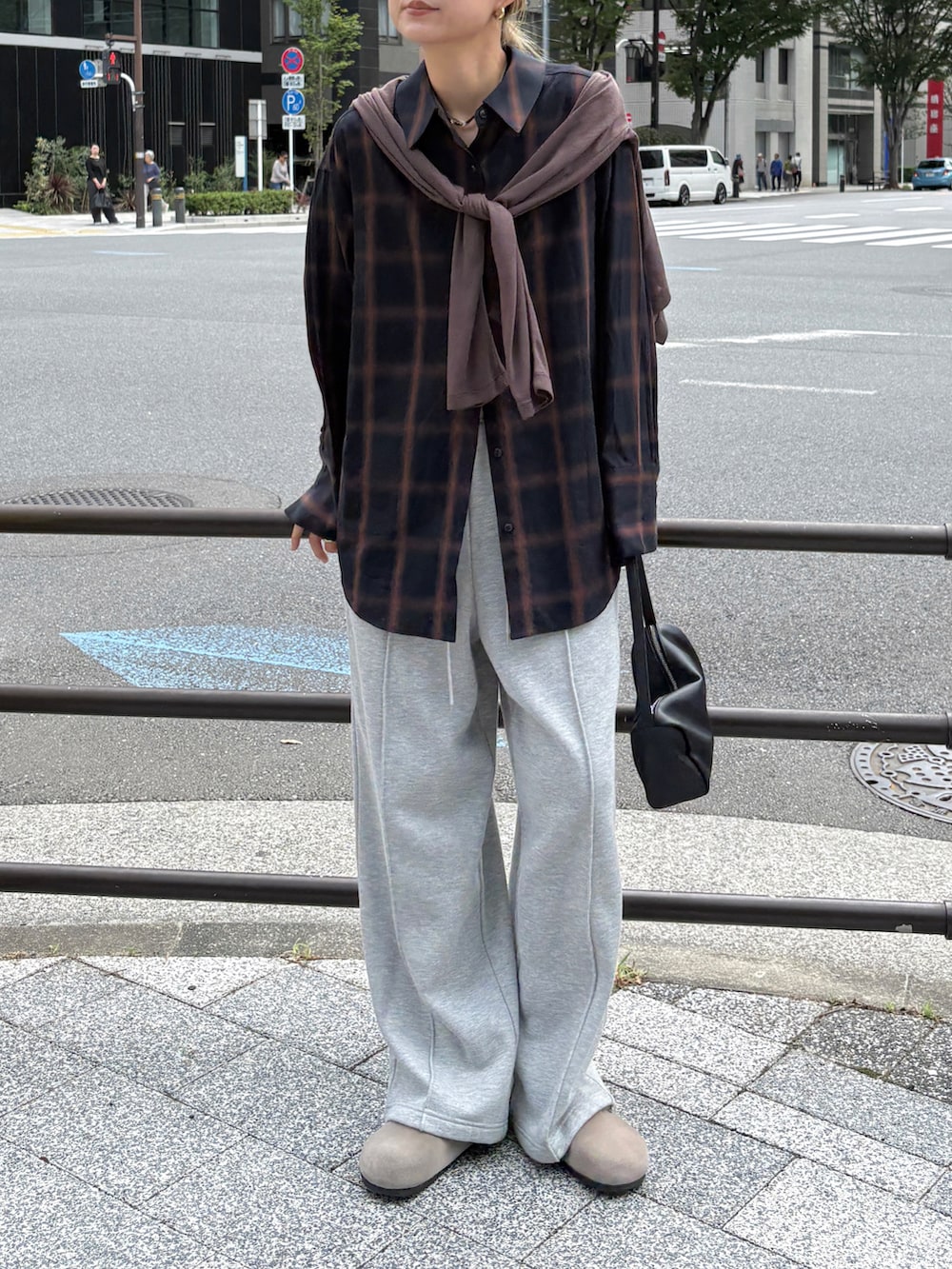 グレー系のスウェットパンツ、ブラック系のショルダーバッグ、ブルー系のシャツ/ブラウスを着用したレディースの秋コーディネートの5枚目の写真