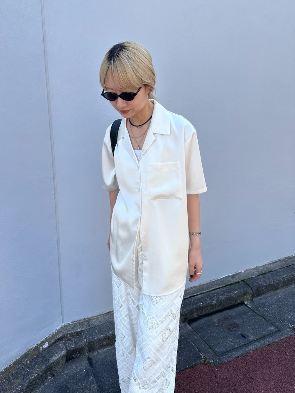 ホワイト系のシャツ/ブラウス、ホワイト系のその他パンツ、ブラック系のショルダーバッグを着用したレディースの春コーディネートの4枚目の写真