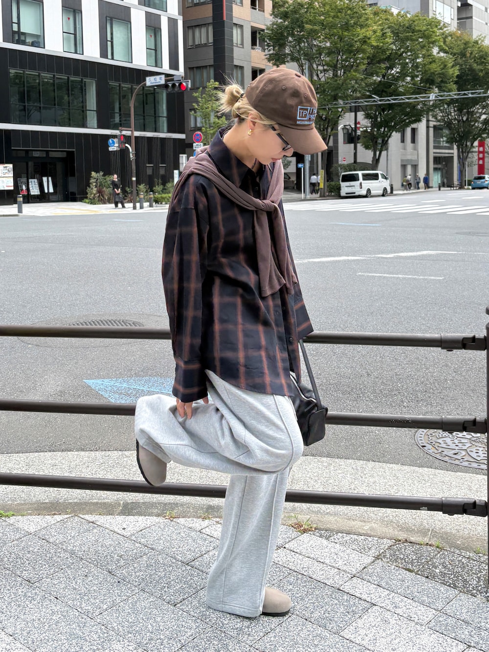 グレー系のスウェットパンツ、ブラック系のショルダーバッグ、ブルー系のシャツ/ブラウスを着用したレディースの秋コーディネートの3枚目の写真