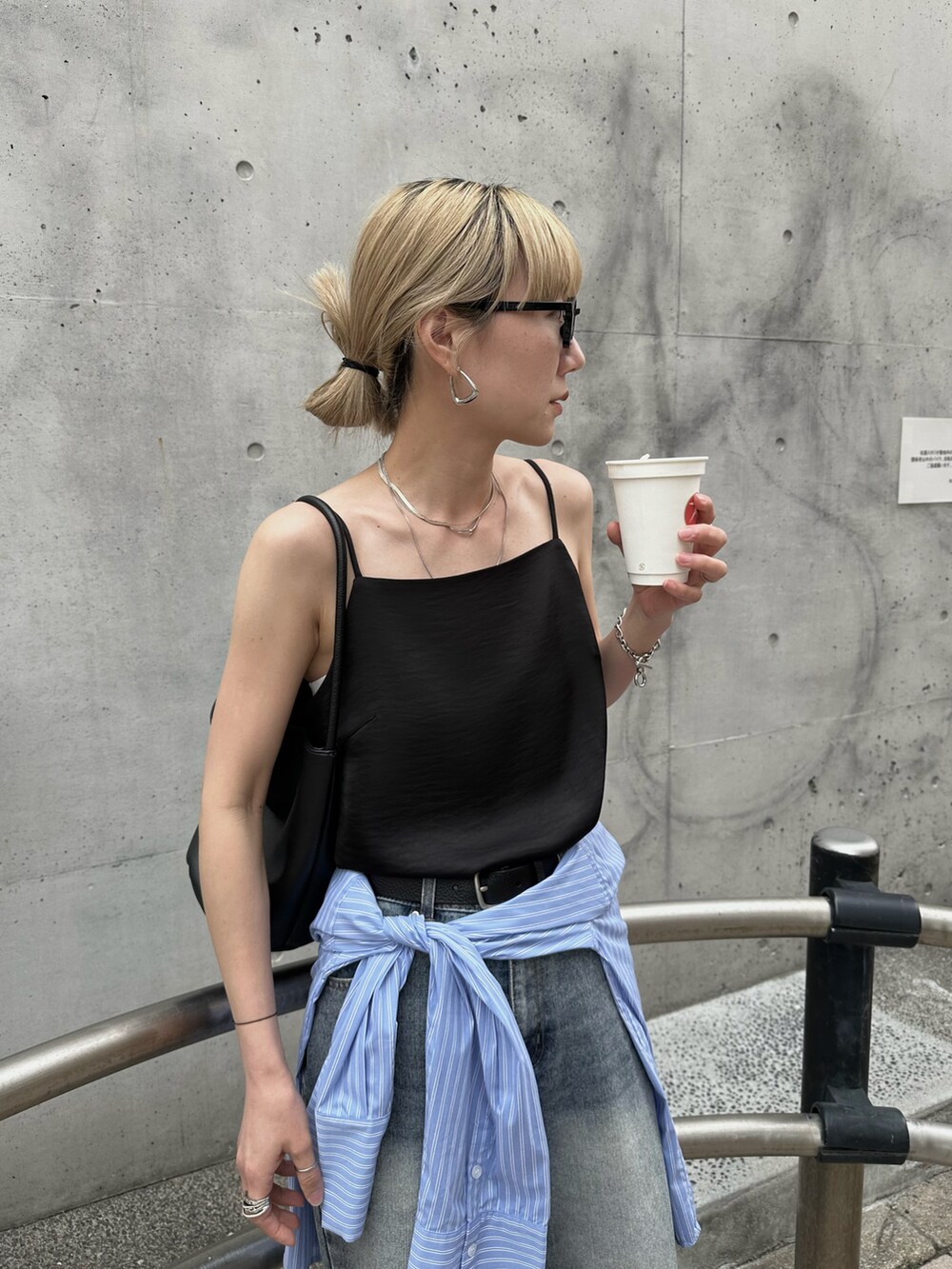 ブラック系のその他トップス、ブルー系のシャツ/ブラウス、ブルー系のデニムパンツを着用したレディースの春コーディネートの3枚目の写真
