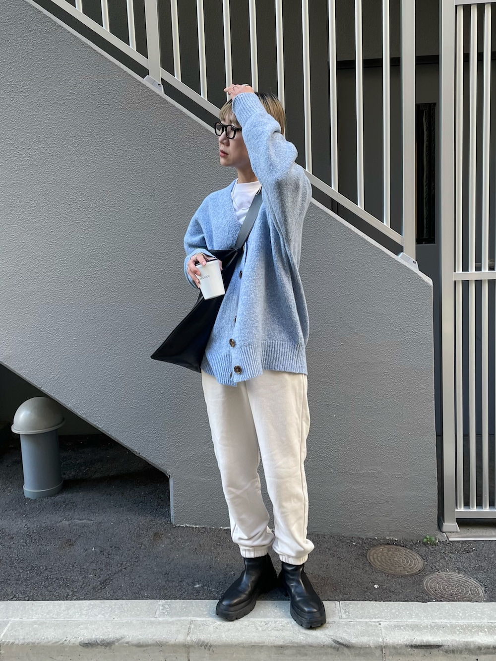 「大人カジュアル、きれいめカジュアル、ニット、冬コーデ、ビッグシルエット、ブーツ、レイヤードスタイル、私の推しブランド、レザー、シンプルコーデ、高身長女子、ママコーデ、スウェット、スウェットパンツ、UNIQLO」｜「feepurの【ハンドウォッシャブル】メランジVネックビッグカーディガン（カーディガン/ボレロ、ブルー系）」を使った、YUKAさん（レディース・167cm）の冬コーディネートの2枚目の写真