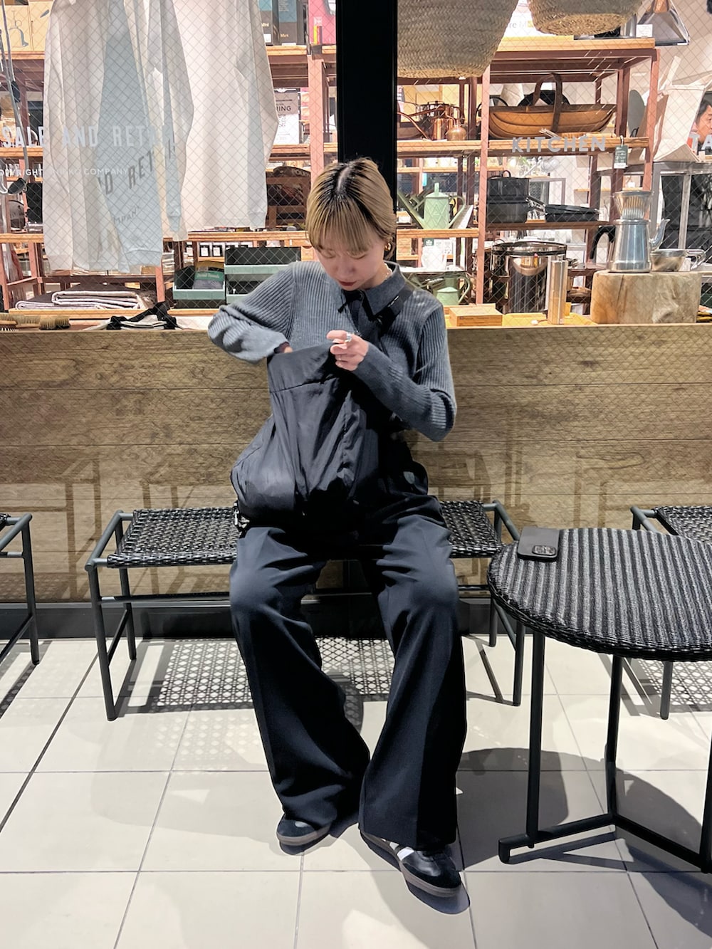 ブラック系のその他パンツ、グレー系のニット/セーター、ブラック系のショルダーバッグを着用したレディースの秋コーディネートの3枚目の写真