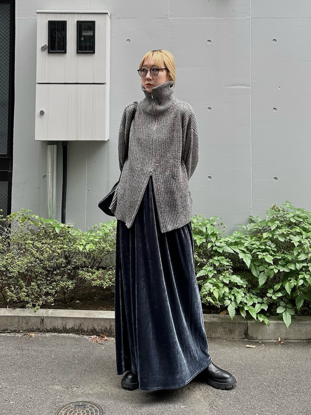 「新星WEARISTAにエントリー、レイヤードスタイル、韓国ファッション、ワンピース、休日スタイル、クリスマスに着たい服、マイベストコーデ2023、お出かけコーデ、きれいめカジュアル、タートルネック、ショルダーバッグ、モノトーン、カーディガン、高身長女子、ビッグシルエット」｜「feepurの【ハンドウォッシャブル】メランジ畦編みジップカーディガン（カーディガン/ボレロ、グレー系）」を使った、YUKAさん（レディース・167cm）の冬コーディネートの3枚目の写真