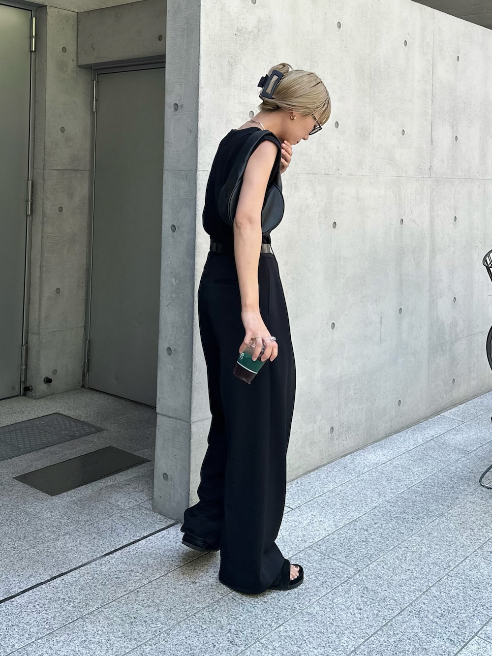 ブラック系のタンクトップ、ブラック系のその他パンツ、ブラック系のサンダルを着用したレディースの夏コーディネートの3枚目の写真