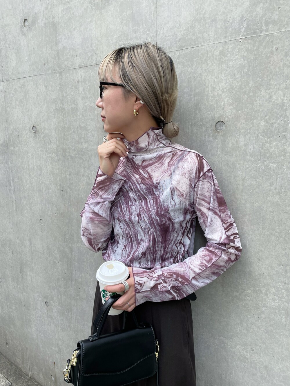 ブラウン系のパンツ、ホワイト系のノーカラーコート、レッド系のTシャツ/カットソーを着用したレディースの秋コーディネートの4枚目の写真