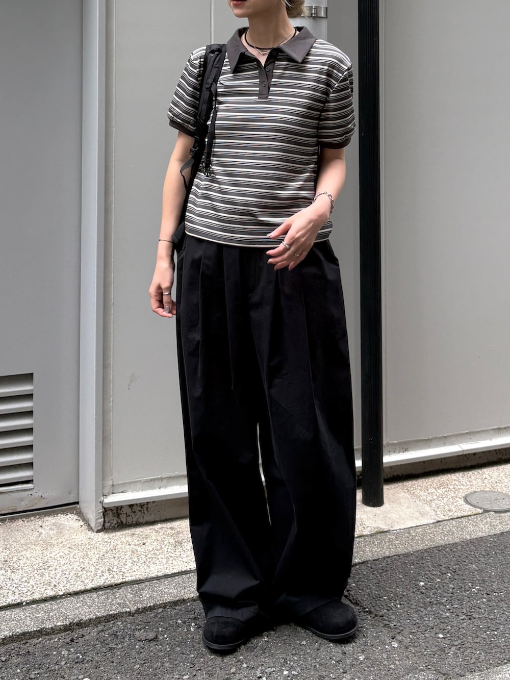 グレー系のTシャツ/カットソー、ブラック系のその他パンツ、ブラック系のバックパック/リュックを着用したレディースの夏コーディネートの3枚目の写真