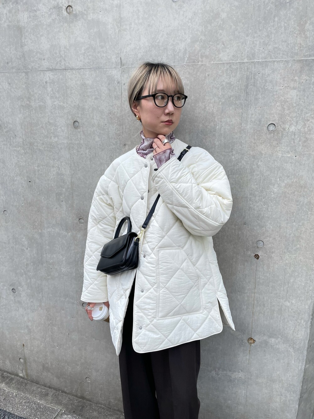 ブラウン系のパンツ、ホワイト系のノーカラーコート、レッド系のTシャツ/カットソーを着用したレディースの秋コーディネートの2枚目の写真