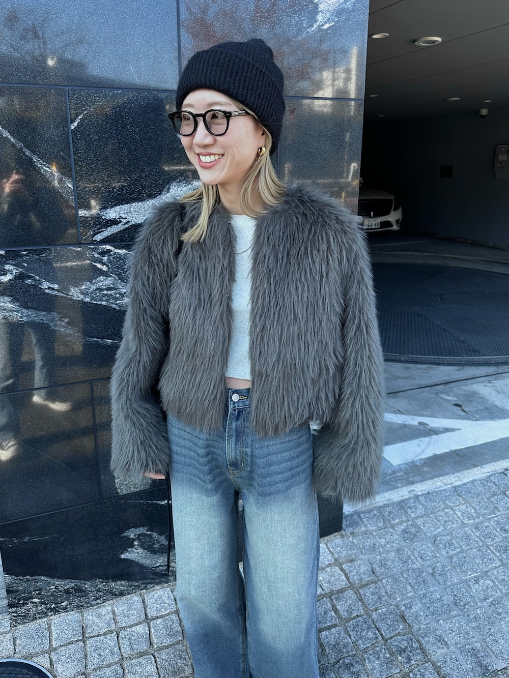 「クリスマスに着たい服、最近のいい感じコーデ、冬アウター、韓国ファッション、モノトーン、デニム、ニット帽、テーマパークコーデ、ファー、マイベストコーデ2024、冬コーデ、休日スタイル、きれいめカジュアル、スニーカー、高身長女子」｜「feepurのフェイクファーショートコート（その他アウター、グレー系）」を使った、YUKAさん（レディース・167cm）の冬コーディネートの5枚目の写真