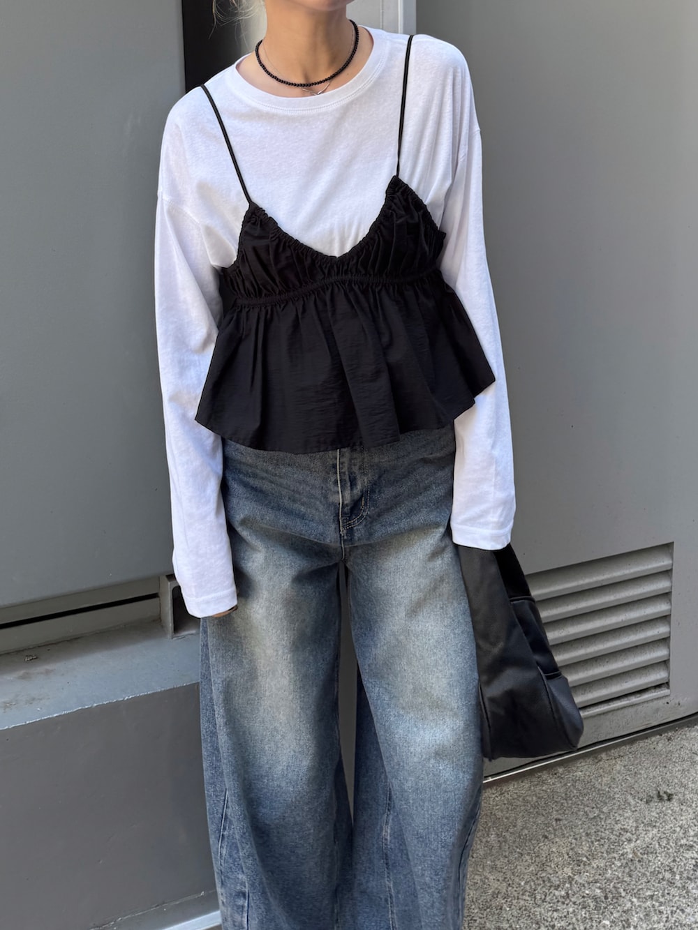 ホワイト系のTシャツ/カットソー、ブラック系のシャツ/ブラウス、ブルー系のデニムパンツを着用したレディースの春コーディネートの4枚目の写真