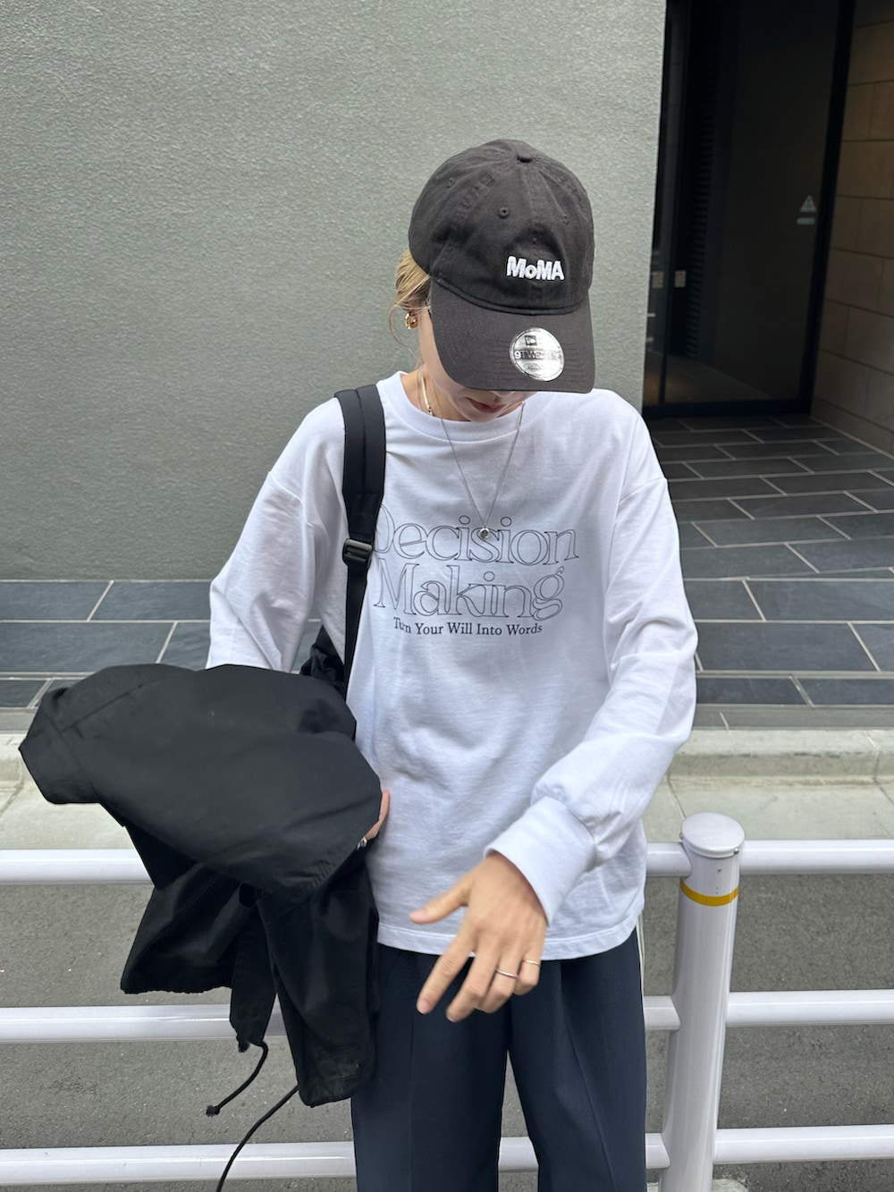 ホワイト系のスウェット、ブラック系のベスト、ブルー系のスラックスを着用したレディースの秋コーディネートの5枚目の写真