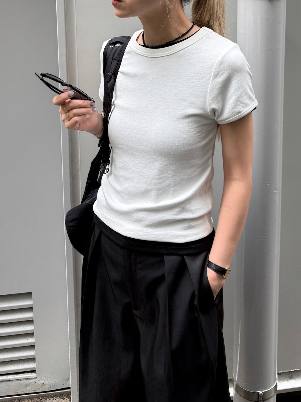 ホワイト系のTシャツ/カットソー、ブラック系のTシャツ/カットソー、ブラック系のその他パンツを着用したレディースの夏コーディネートの4枚目の写真