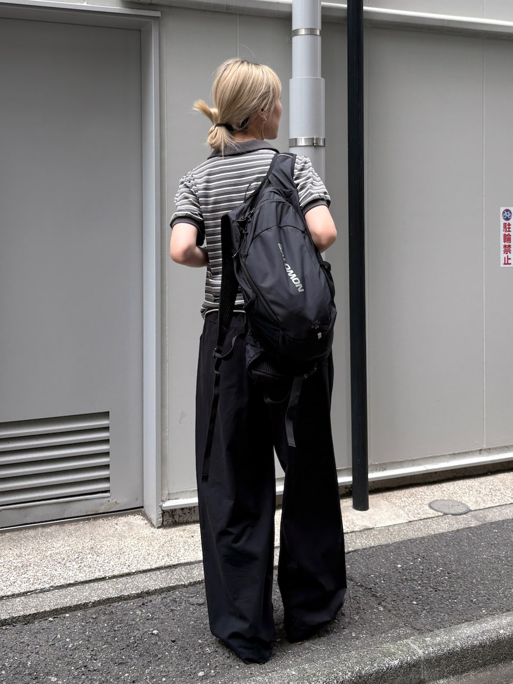 グレー系のTシャツ/カットソー、ブラック系のその他パンツ、ブラック系のバックパック/リュックを着用したレディースの夏コーディネートの2枚目の写真
