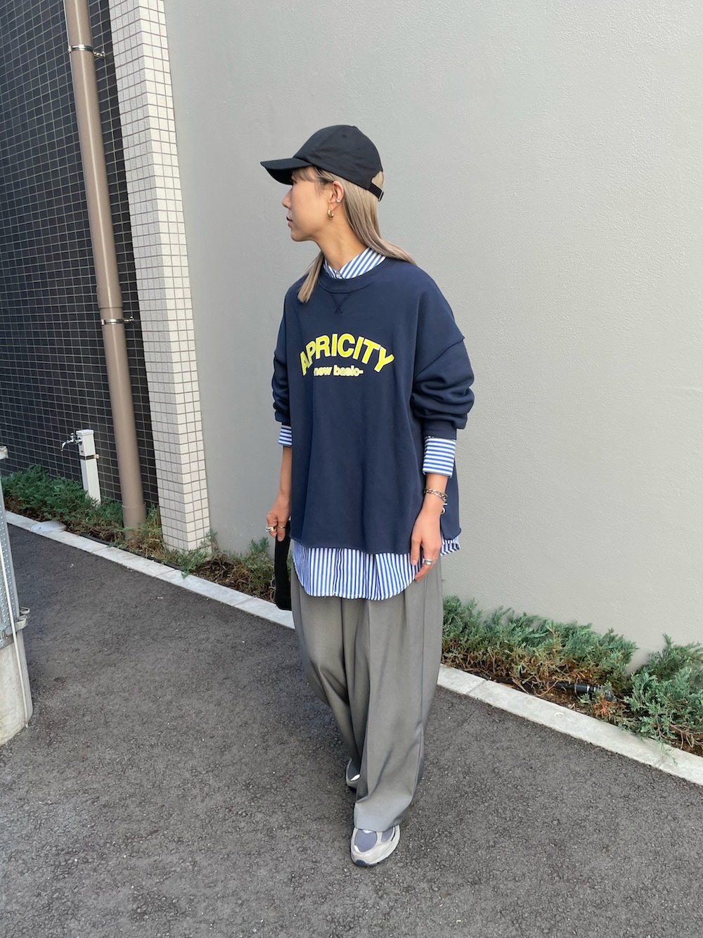 「大人カジュアル、きれいめカジュアル、秋コーデ、高身長女子、ママコーデ、スウェット、ロゴスウェット、ストライプシャツ、シャツスタイル、レイヤードスタイル、ハンドバッグ、スニーカー、ビッグシルエット、タックパンツ、キャップ」｜「feepur by sayaの【sayaコラボ】カレッジロゴスウェット（スウェット、ブルー系）」を使った、YUKAさん（レディース・167cm）の秋コーディネートの3枚目の写真