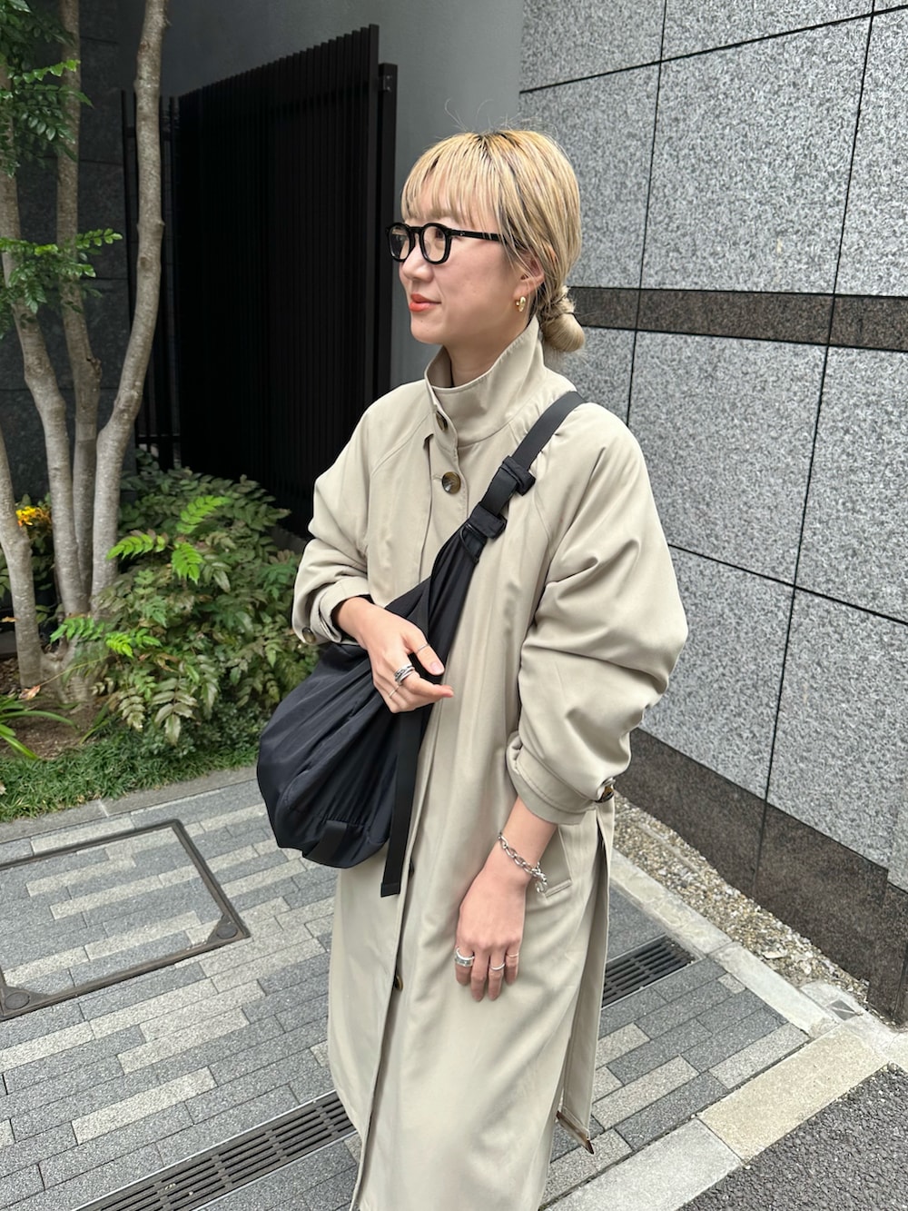 「春アウター、シンプルコーデ、きれいめカジュアル、大人カジュアル、トレンチコート、ロングコート、ショルダーバッグ、スウェットパンツ、ニューバランス、スニーカー、高身長女子、ママコーデ、メガネ女子、休日スタイル、春コーデ」｜「feepurのスタンドカラートレンチコート（トレンチコート、グリーン系）」を使った、YUKAさん（レディース・167cm）の冬コーディネートの2枚目の写真