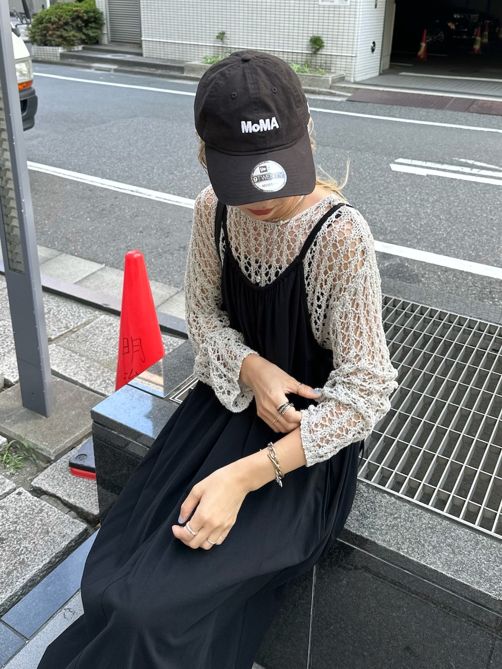 ホワイト系のニット/セーター、ブラック系のワンピース、グレー系のスニーカーを着用したレディースの夏コーディネートの5枚目の写真