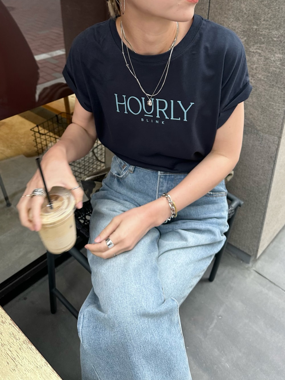「サングラス、夏だ！Tシャツ着よう！、モノトーン、夏コーデ、休日スタイル、デニム、Coming soon...、ビッグシルエット、韓国ファッション、ロゴT、お出かけコーデ、高身長女子、ママコーデ、トートバッグ、きれいめカジュアル」｜「feepurの捻じりフレンチスリーブロゴTee（Tシャツ/カットソー、ブルー系）」を使った、YUKAさん（レディース・167cm）の夏コーディネートの5枚目の写真