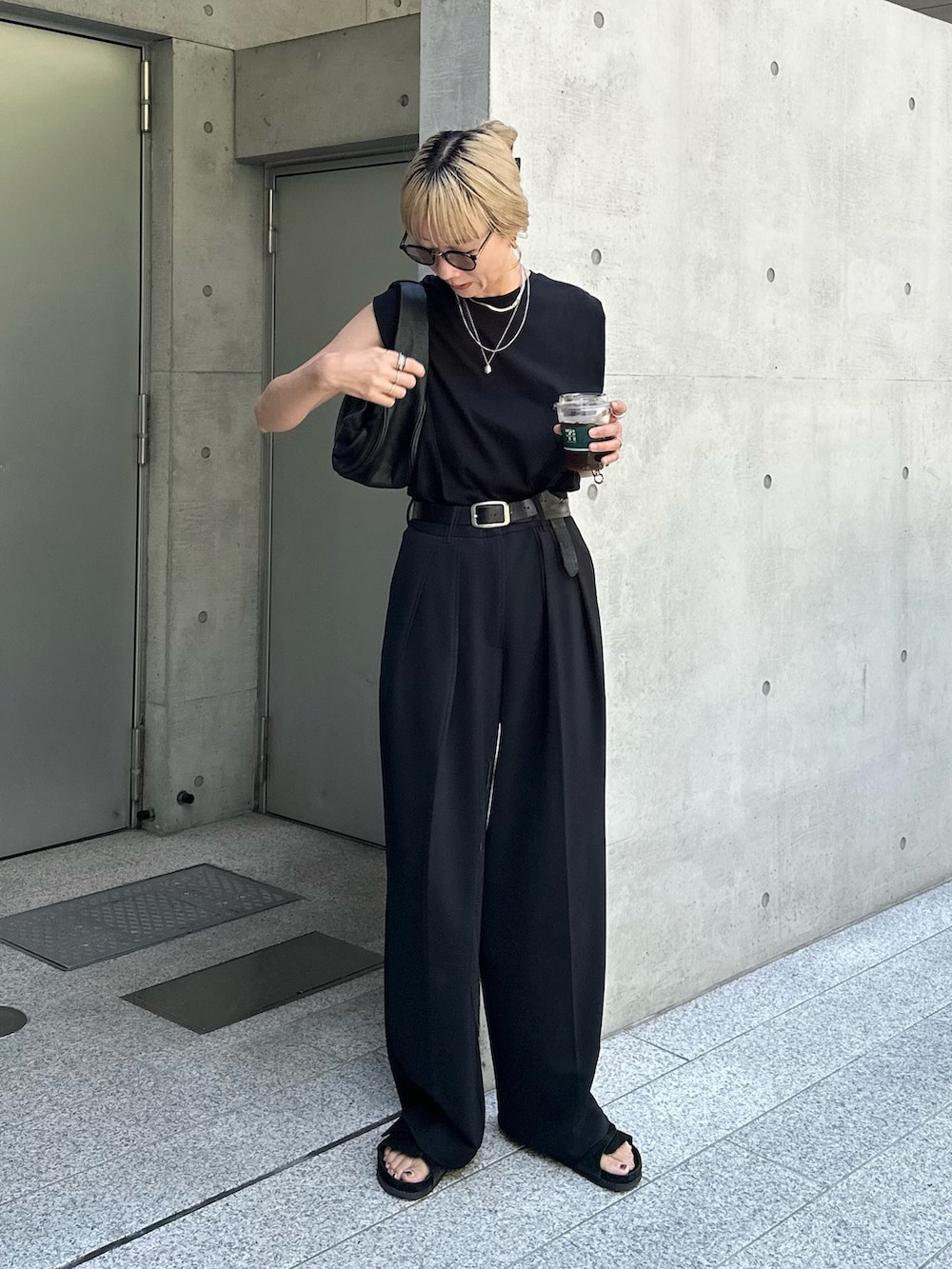 ブラック系のタンクトップ、ブラック系のその他パンツ、ブラック系のサンダルを着用したレディースの夏コーディネートの2枚目の写真