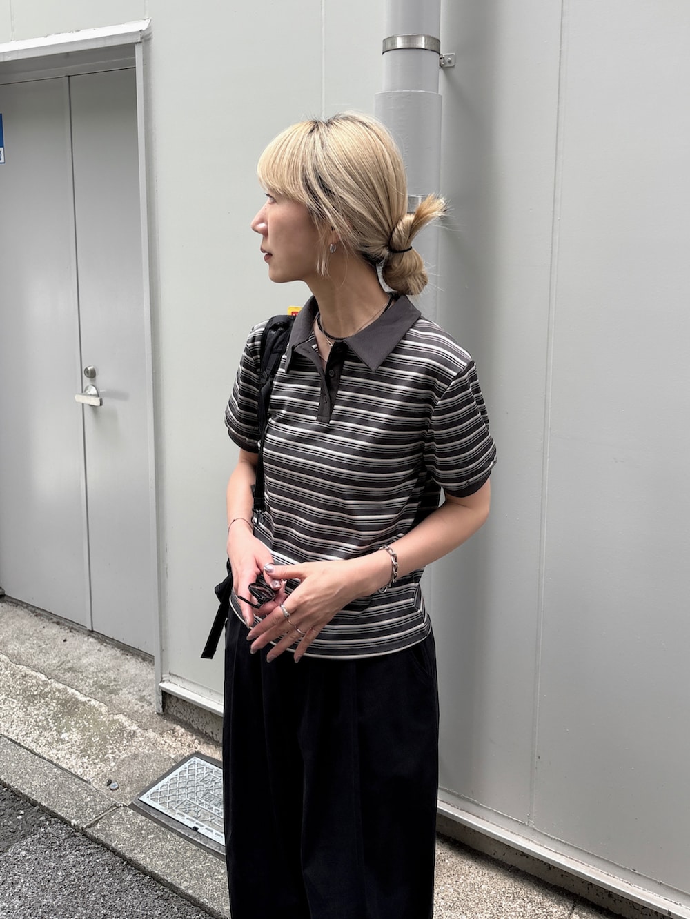 グレー系のTシャツ/カットソー、ブラック系のその他パンツ、ブラック系のバックパック/リュックを着用したレディースの夏コーディネートの4枚目の写真