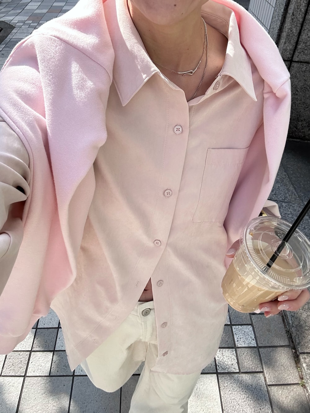ピンク系のシャツ/ブラウス、ホワイト系のデニムパンツ、ピンク系のスウェットを着用したレディースの冬コーディネートの5枚目の写真